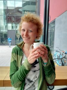 Eine Frau mit einer Tasse Kaffee in der Hand