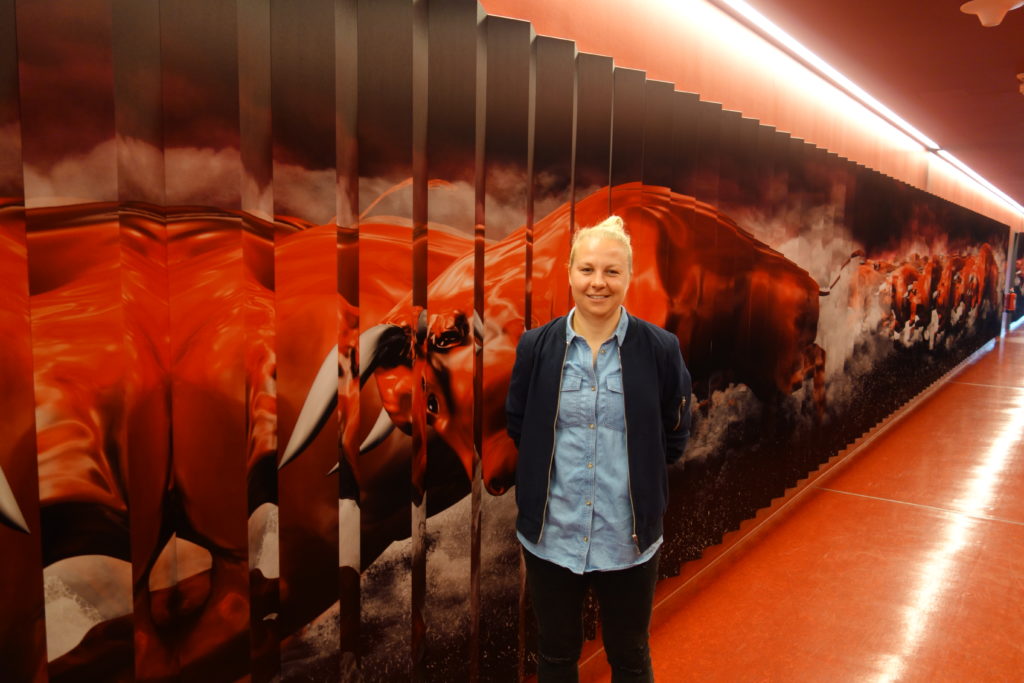 RB-Leipzig-Trainerin Katja Greulich vor einer Wand mit roten Bullen in der Leipziger Red-Bull-Arena