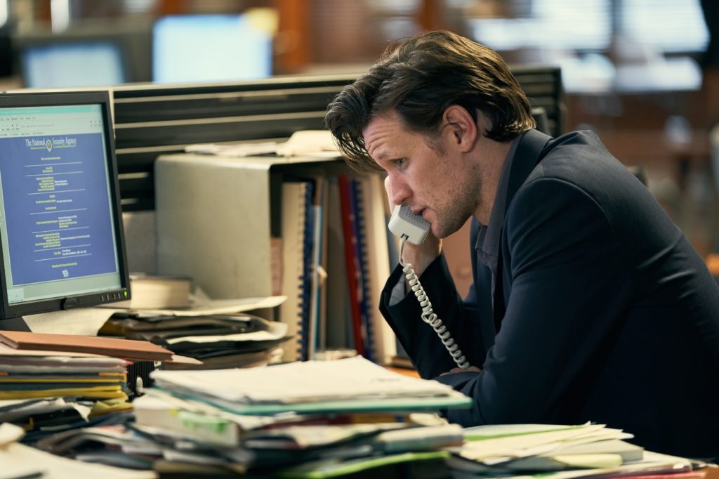 Der Journalist Martin Bright (Matt Smith) telefoniert während einer Recherche.