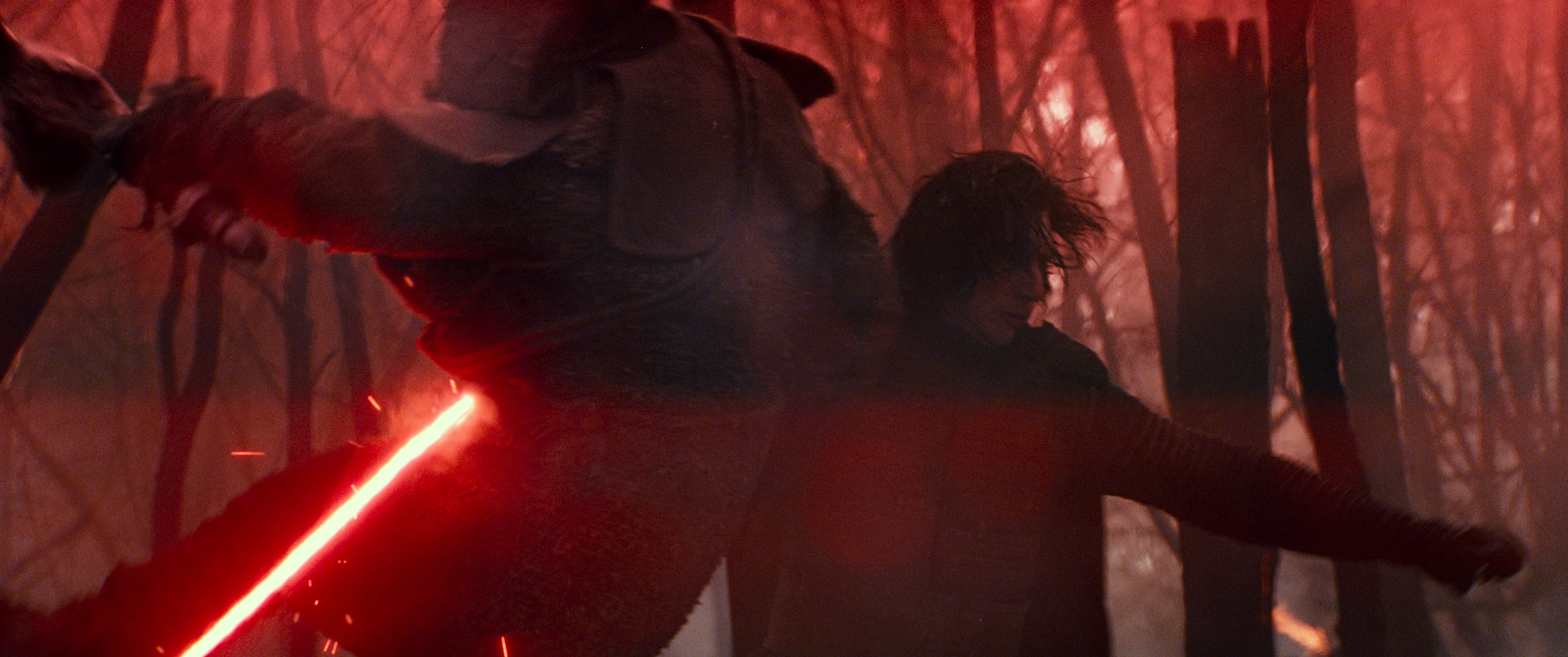 Filmfigur Kylo Ren, gespielt von Adam Driver, legt einen Gegner mit seinem rot leuchtenden Lichtschwert um. 
