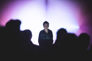 DJ Electric Indigo, eine der Gründerinnen, hinter ihrem Mischpult bei einem Auftritt