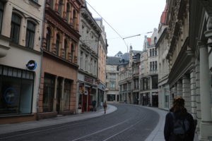 Eine Straße, umgeben von Altbauten in Halle