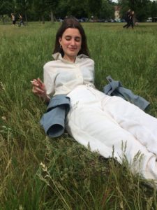 Kolumnistin Elisa im Gras liegend
