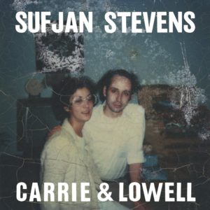 Das Foto ist das Cover von Sufjan Stevens Album „Carrie & Lowell“. Es zeigt eine alte Fotographie seines Stiefvaters und seiner Mutter, die in einem dunklen Raum der Kamera entgegenlächeln. 