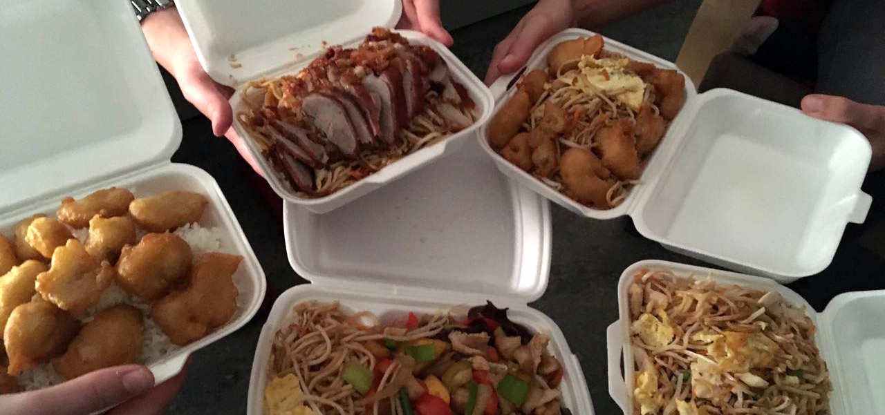 Frisch geliefertes asiatisches Essen in Plastikverpackungen