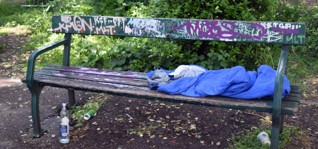 Obdachlose Wohnungslose Schlafsack Parkbank Bank Park
