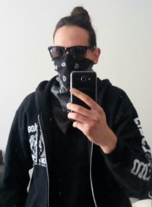 ein schwarzes Bandana