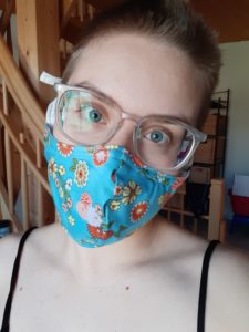 eine blaue Maske mit Bildern von Blumen darauf