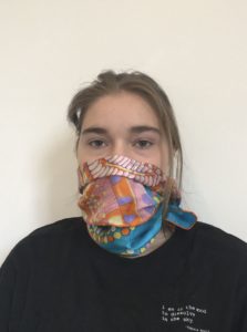 ein bunter Schal um die untere Gesichtshälfte gewickelt
