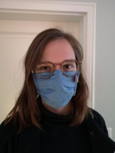 eine selbstgenähte Maske aus Jeansstoff
