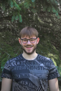 Der Kolumnist in einem blauen Short, lachend in die Kamera
