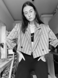 Die Kolumnistin in schwarzer Hose und Blazer schaut selbstbewusst in die Kamera