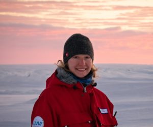 Portrait Linda Ort im Dämmerlicht auf dem Eis