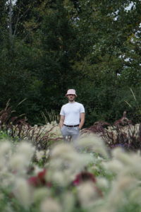 Kolumnist Johannes in ganz in einem Feld aus federartigen Lampenputzergras
