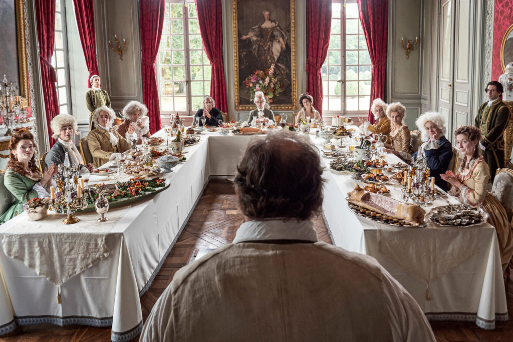 Pierre steht vor der Tafel des Herzogs. Hier verspeist der Herzog mit seinen adeligen Gästen die Gerichte, die Pierre ihnen zubereitet. 