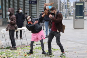 Zwei junge Leute bekämpfen sich mit Kohl und Baguette in den Händen auf dem kleinen Wilhelm-Leuschner-Platz.