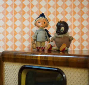 Der Sandmann und Pittiplatsch Figuren sitzen auf einem alten Fernsehen.