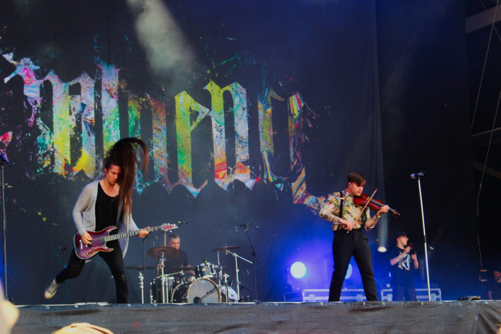 Imminence Band mit Headbanging und Geige