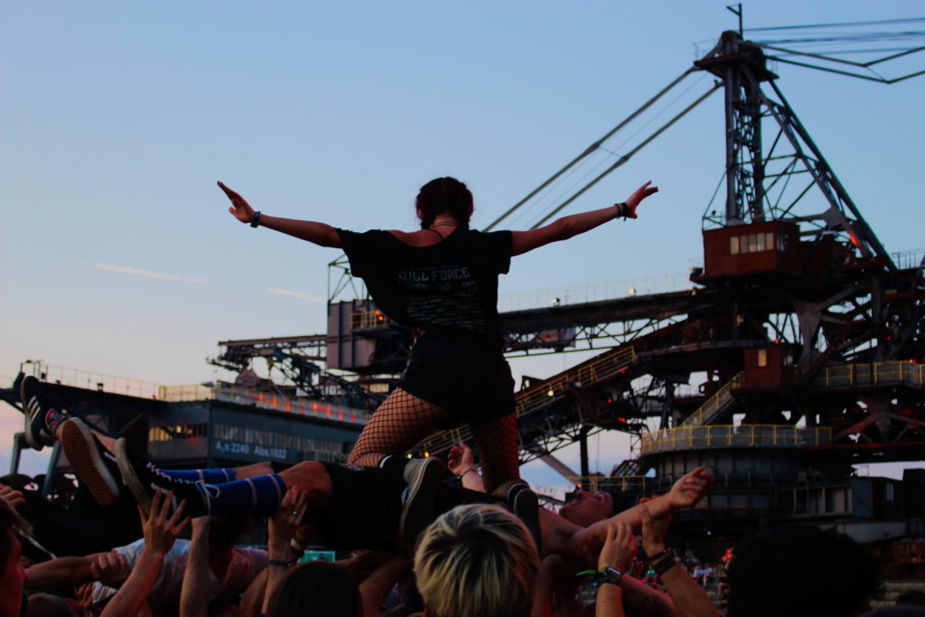 Crowdsurfing