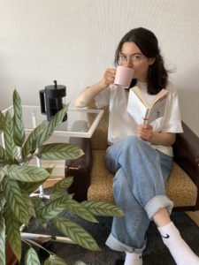 Kolumnistin Magda genießt beim Lesen eine Tasse Kaffee
