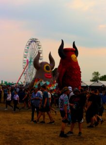 Menschen vor einem Riesenrad auf dem Highfieldfestival
