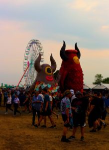 Menschen vor einem Riesenrad auf dem Highfieldfestival