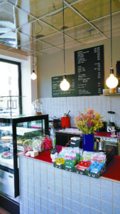 Der Verkaufstresen im Espresso Zack Zack mit Kuchen und Süßigkeiten