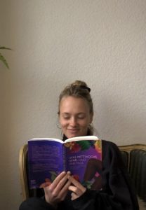 luhze-Autorin Nadja liest in ihrem Buch