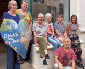 die Omas vor ihrem Büro mit einem "Omas for Future"-Schild in Herzform