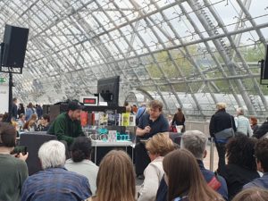 Max Czollek spricht vor mehreren Menschen auf der Buchmesse