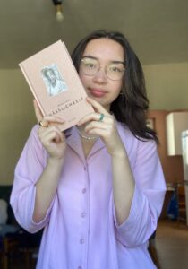 Portrait Michelle mit Buch 