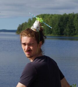 Lukas Arndt mit stylischen Propellerhut. Solle ein Bewerbungsfoto sein :) 
