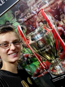 Eric mit Champions League Pokal. FC Bayern Museum 