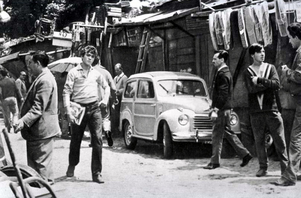 Ettore (Ettore Garofolo) bei den Händlern im Vorort