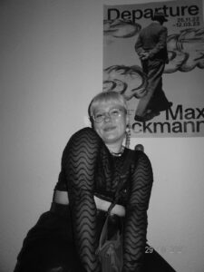Portraitbild Hannah Kattanek; schwarz-weiß