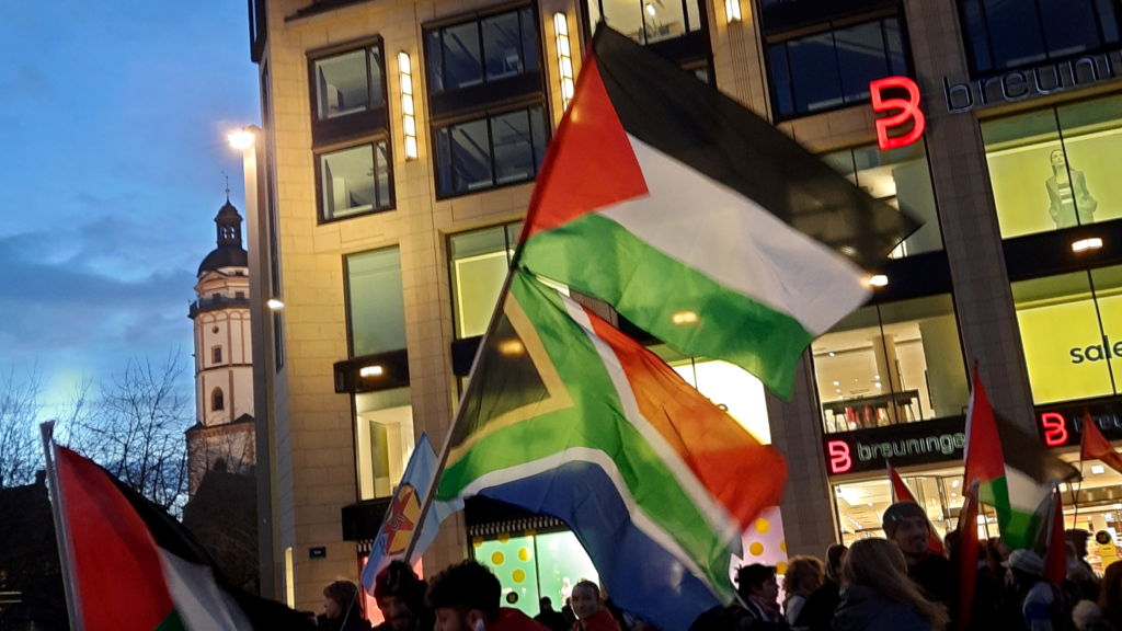 Die Flaggen Palästinas und Südafrikas auf der Kundgebung.