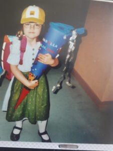 Die Autorin als Schulkind mit Zuckertüte.