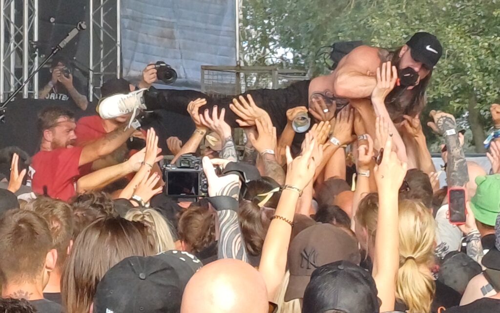 Frontmann von "Get the Shot beim Crowdsurfen"