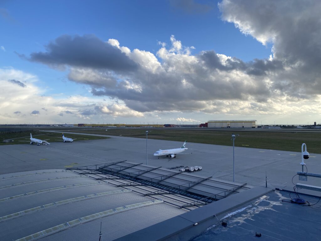 Das DHL-Logistik Center in Leipzig im Hintergrund. 
