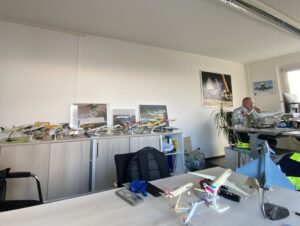 Uwe Schuhart in seinem Büro, umgeben von seinen Miniaturflugzeugen. 